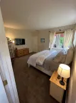 Spacious 3B/2BA house w/ fenced yard+mountain view - Wifi