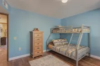 Elkchanted Inn Pine: Fully Fenced Backyard, Spacious Cabin in Woods w/King Bed - balcony