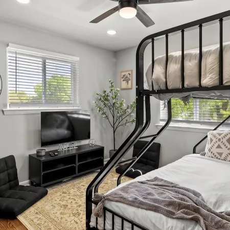 MKE 2 Bed W/ PKNG 15M Downtown