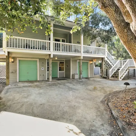 Resting Beach Face! 5BR estate on Golf Course w/3Decks, 2Fireplaces & Sundeck