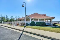 "Hook, Wine, and Sinker" Large 5-bed lakefront villa-pool, hot tub, and courts Hotels in 