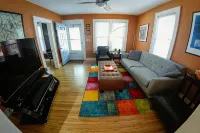 Steps to Downtown Iowa City, Cozy and Colorful! - 3 estrellas