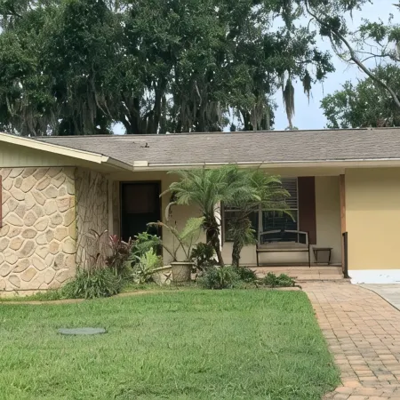 Lake living with beautiful views!