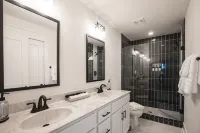 Cozy townhouse close to downtown, F&M Arena, APSU! Sleeps 8! - balcony