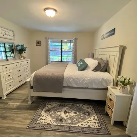 Donna’s Charm: 3 bedroom/king suite/pools/golf