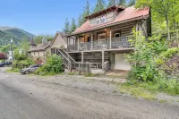 The Where We Roam Log Cabin - Walk to Town with Mountain Views! - Mountain view