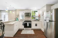 Newly renovated Victorian home with beautiful features in quiet neighborhood. - 4-stjärniga