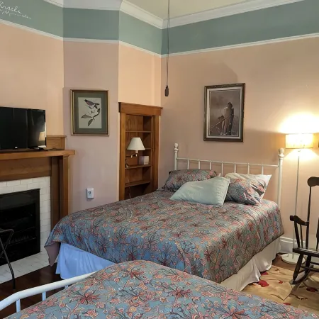 Charming 2-bedroom house with AC and WiFi in lovely Hamilton