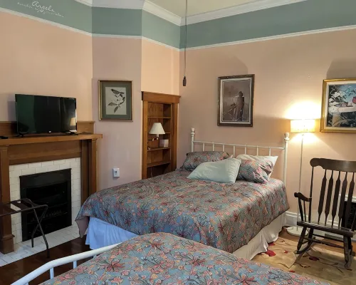 Charming 2-bedroom house with AC and WiFi in lovely Hamilton Hotels in Hamilton