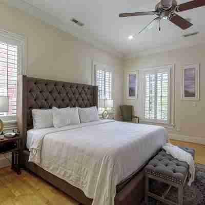Downtown Greensboro Retreat - Walk to Dining & Breweries + 2 Free Parking Spots Rooms
