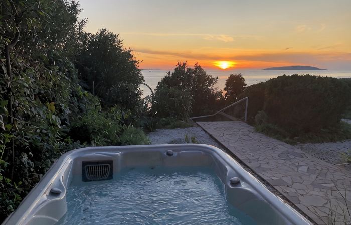 Cozy House: First-Row Beach, Accessibility, Hottub, AC, Gasgrill, W/D Prkng