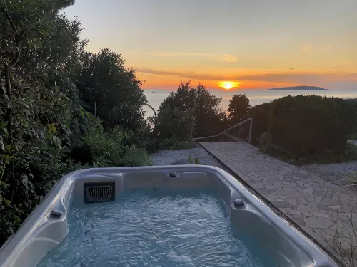 Cozy House: First-Row Beach, Ramp Accessibility, Hottub, AC, Gasgrill, W/D Prkng - Wifi