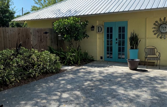 The Cozy Cottage at Cocoa Village-Private Oasis