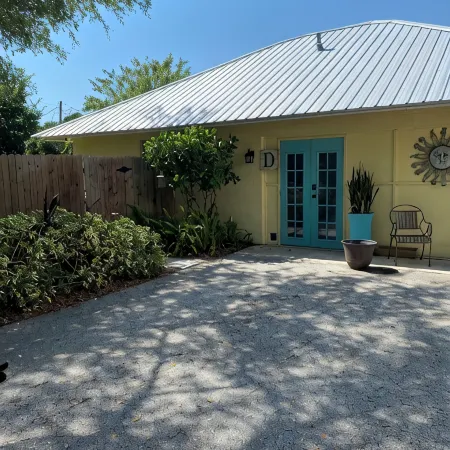 The Cozy Cottage at Cocoa Village-Private Oasis