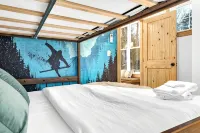 NEW Chalet 6 minutes from Sunday River! Hot tub, Sauna, Sleeps 12, Dog Friendly! - Chalets