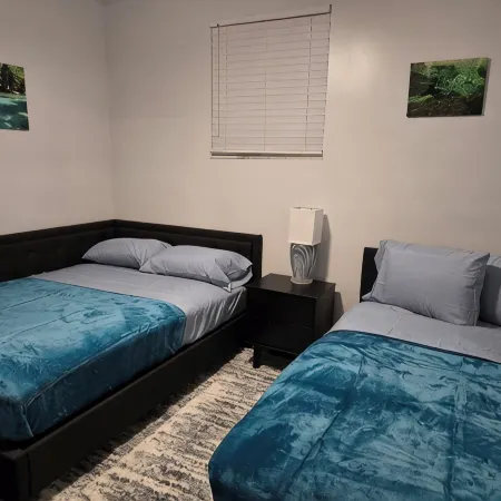 2/1 guesthouse with boat parking, outdoor shower, jetted tub, & craft ice!