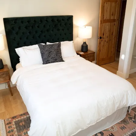 CLEAN, easy checkout. Close to downtown Bozeman, hiking, skiing, and MSU.