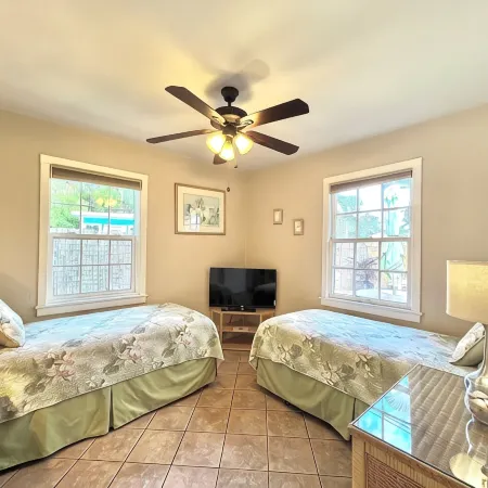 Coastal Cottage 227 - Walk to Beach, King Bed
