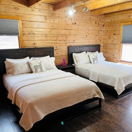 Peaceful 3-Bedroom Log Cabin Retreat in the Heart of Idyllic Sparrow Bush NY