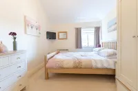 Apartment with Dramatic Views Across to Padstow, the Camel Estuary and the Sea. - 3-Star
