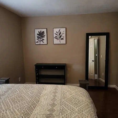 Charming 2-bedroom house with WiFi, AC in cool Escanaba Отели в г. Эсканаба