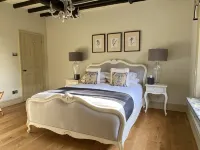 Luxury Coach House in beautiful rural village, scenic walks & 3 miles to Ledbury