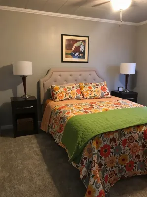 Full House on secluded road, 4 bed 2 bath, fully furnished basement w/bar + beds - Wifi