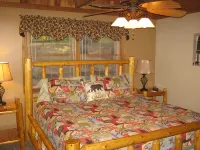 Honeysuckle Cabin on Acre!~Easy Drive!-5 mins. to Parkway~Pool Table & Hot Tub! - シャレー