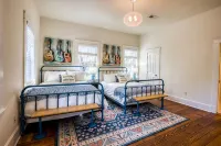 Washington House: Steps to Dwtn; Backyard oasis with fire pit/pool table/games - Boutique