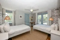 Stylish Cottage, Walkable to DT Geneva, pet friendly - 4-Star