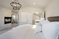 Luxury Martha Lake View Home w/Hot Tub - 4-Star