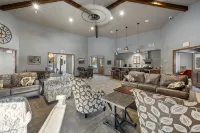 Luxurious cabin with outdoor pool access, paved roads, oversized garage - Chalets