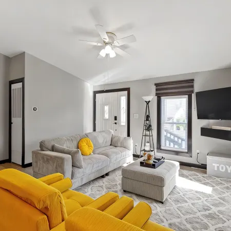 Perfect Large Group Getaway Near Grand Park, Ruoff Music Center