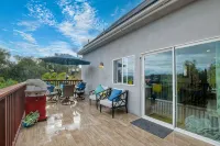 Two Homes, One Lot Sleeps 18, Pool & Hot Tub Private Villa, 9 Miles from Beach. - 부티크