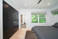 AMAZING NEWER HOME WITH LAKE VIEWS, steps away from shops and restaurants. - balcony