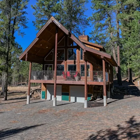 Log Cabin Getaway: WIFI, GameRoom, Firepit, pets OK!