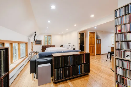 Private Apartment on tree lined 2 acre estate. Close to beaches, farms and NYC. - Wifi
