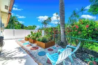 Pool+Bikes+BBQ! Tropical Getaway & Close To Beach! - 4-Star
