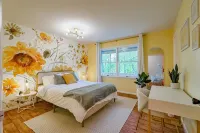 NEW Colorful Cottage + Hot Tub + Pets + 15 min to LAKE - 4-Star
