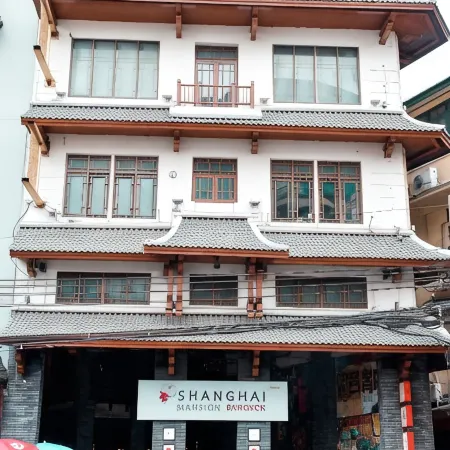 Shanghai Mansion Bangkok Отели рядом с достопримечательностью «Школа Дебсирин»