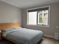 Spacious & Quiet 4BR, 3BA Home City Centre Walk to Train & Shopping - Parkplatz