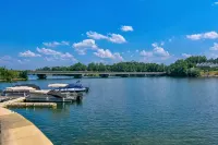 Lovely Lake Condo with BOAT SLIP and Pool - 무료 와이파이