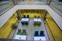 Karvon-Saroy Hotel - parking