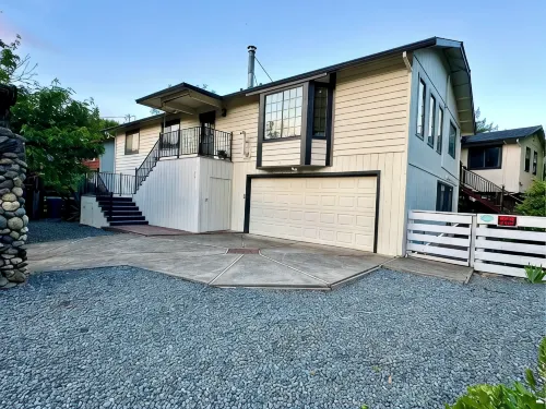 River Haven: Hot Tub, Outdoor Lounge, Walk to Beach - Homestays