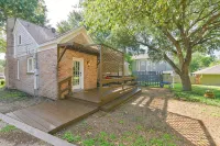 BEE in BRENHAM Holiday Cottage - Premium location walking distance to downtown - Boutique