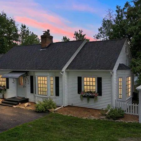 Lake Front Cottage with Amazing Firepit, Private Dock, Sleeps 6