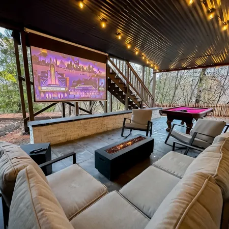 Mountain Cabin w/ Gorgeous Forest Lounge & Hot Tub