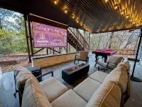 Mountain Cabin w/ Gorgeous Forest Lounge & Hot Tub - Alphydda