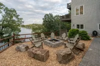 Massive Lakehouse - Infinity Pool, Hot Tubs, Dock, Firepit - 4 tähden