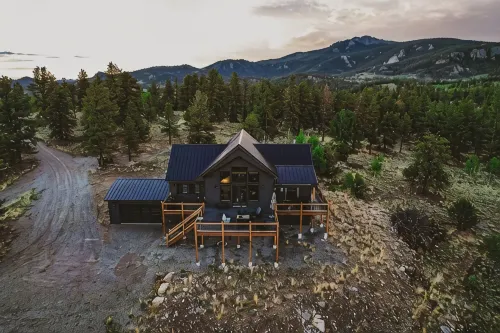 Secluded Rocky Mountain Luxury: Stunning Views & Ultimate Outdoor Escape - 4-Star